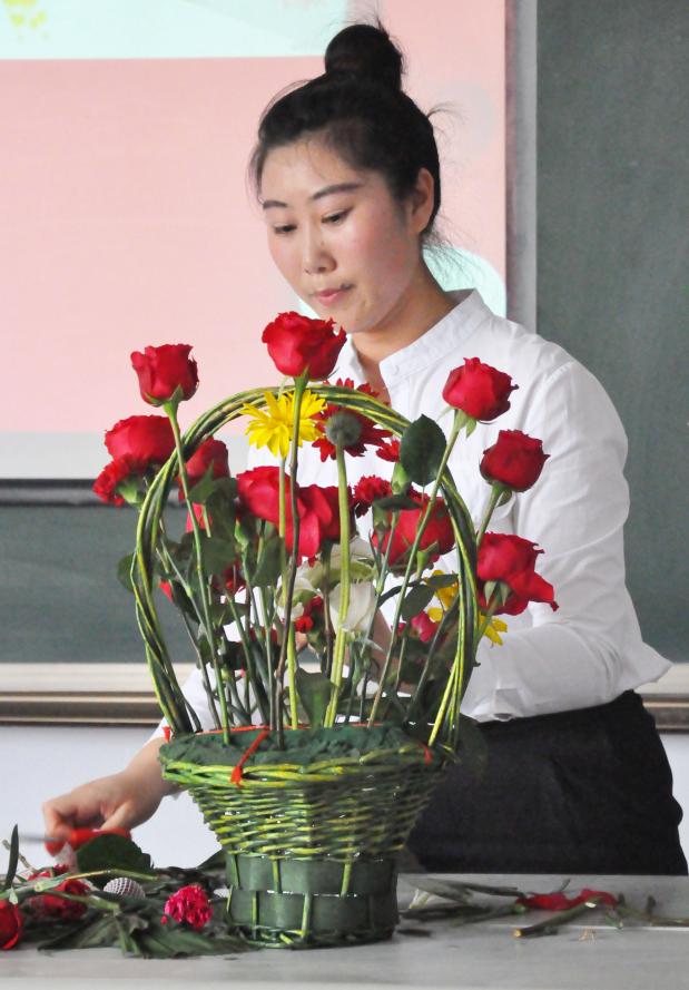 李媛媛同學的插花藝術表演