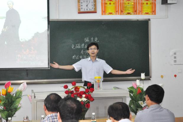 張麟祥同學慷慨激昂的朗誦